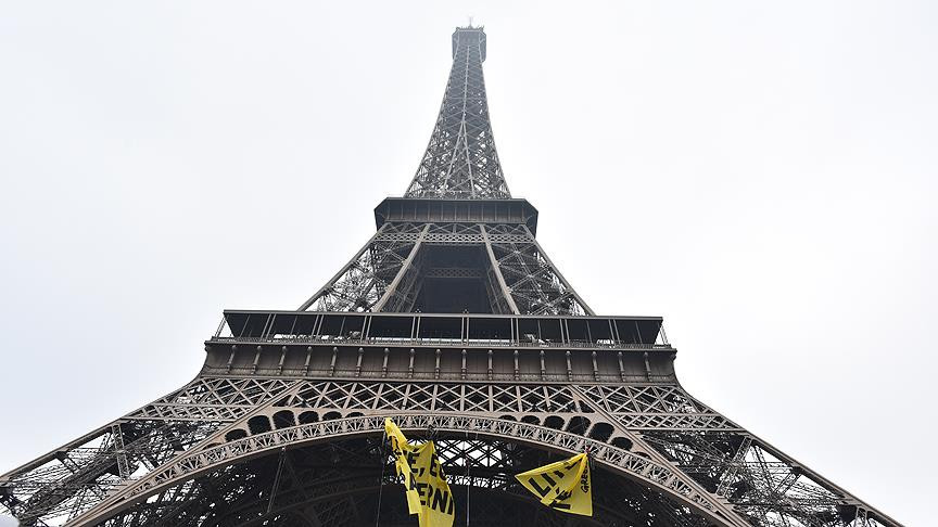 Greenpeace'den Eyfel Kulesi'nde eylem