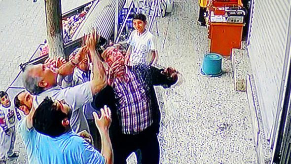 Balkondan düşen çocuğu esnaf yakaladı