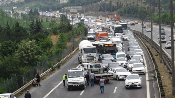 TEM'de zincirleme kaza: Trafik kilit,  yaralılar var 