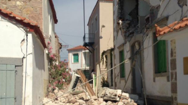 Deprem nedeniyle binalar yıkıldı !