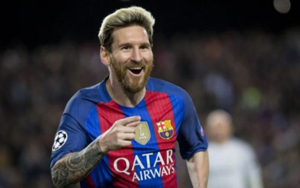 Lionel Messi imzayı atıyor