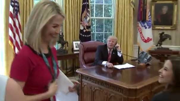 Trump güzel muhabiri görünce yanına çağırdı