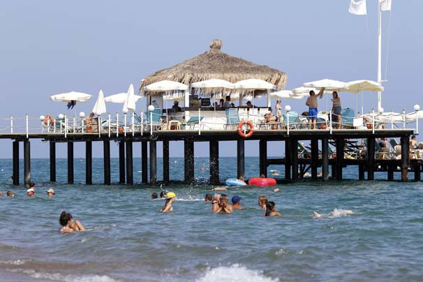 Antalya'da plajda alarm ! 10 kişi ısırıldı
