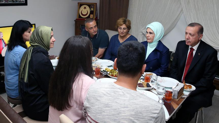 Cumhurbaşkanı Erdoğan şehit evinde iftar yaptı
