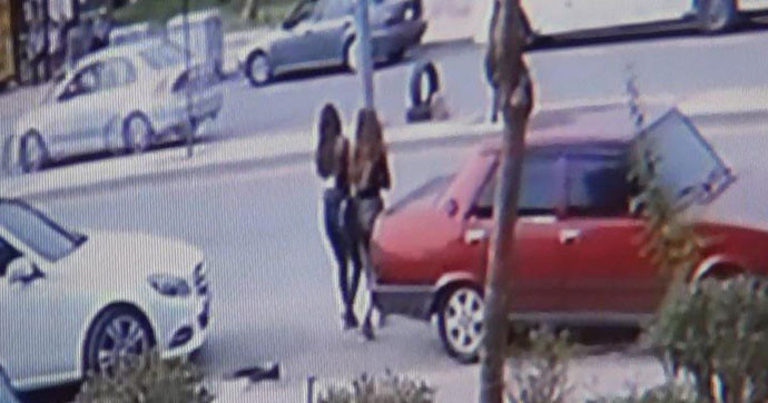 İki genç kızın ağır yaralandığı kaza güvenlik kamerasında