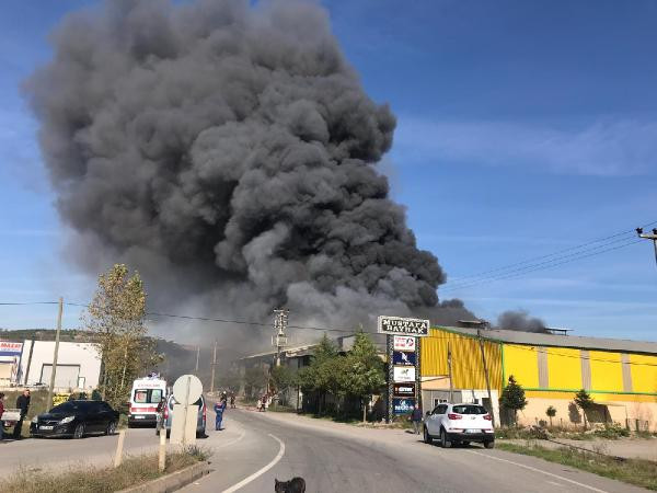 Adapazarı'nda fabrika alev alev yanıyor
