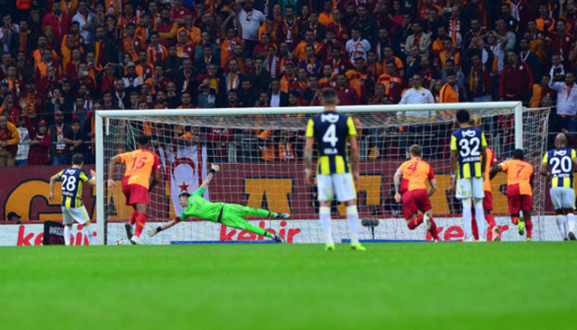 Fenerbahçe, Galatasaray karşısında 64. dakikada VAR görüntülerinin ardından penaltı kazandı