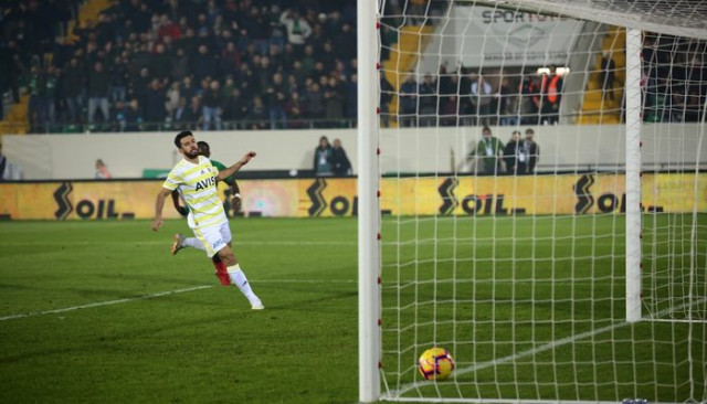 Galatasaray'ın eski yıldızları Melo ve Podolski, Fenerbahçe'yle dalga geçti
