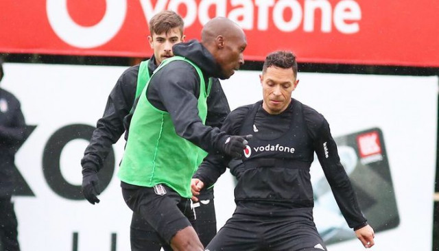 Beşiktaş'ta Adriano takımla çalıştı
