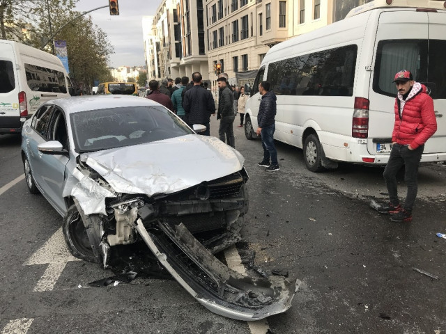 Beyoğlu'nda alkollü sürücü dehşet saçtı: Yaralılar var