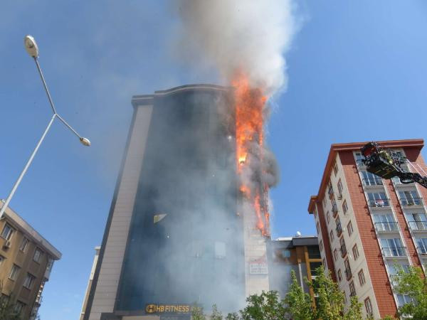 İstanbul'da plazada korkutan yangın