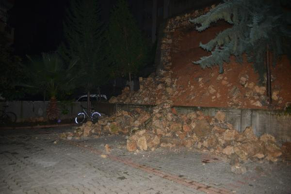 İstinat duvarı 3 aracın üzerine yıkıldı