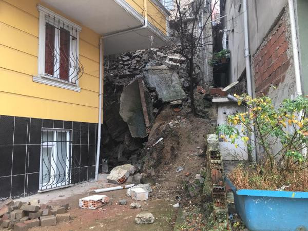 İstanbul'da hareketli dakikalar ! İstinat duvarı çöktü, binalar boşaltıldı