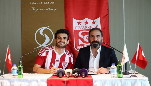 Fatih Aksoy Demir Grup Sivasspor ile sözleşme imzaladı