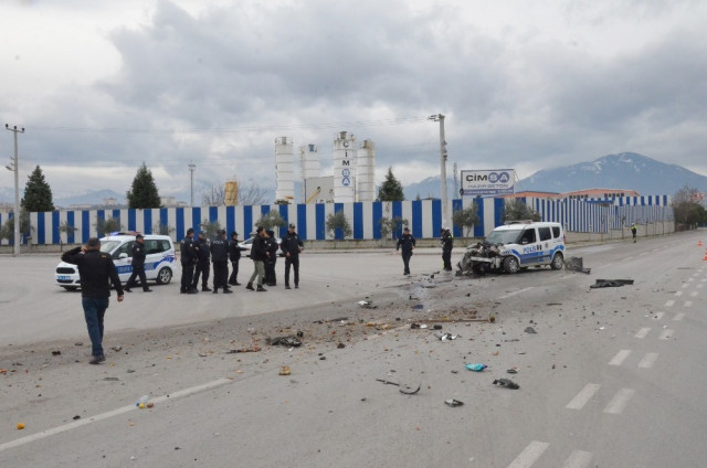 Polis aracı ile çöp kamyonu çarpıştı