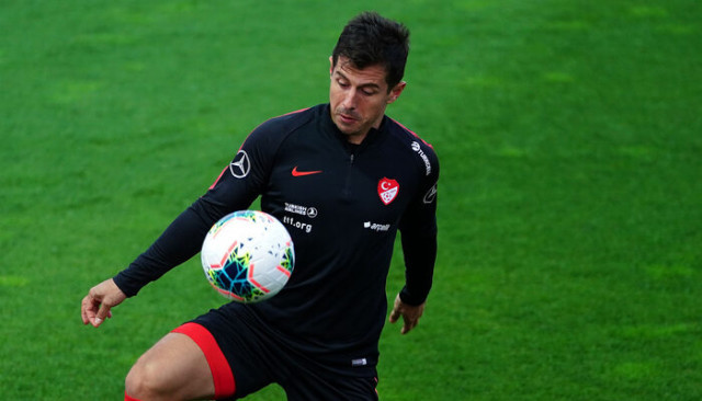 Emre Belözoğlu, Arnavutluk maçına iğne ile çıkmayı kabul etti