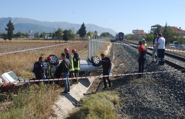 Yolcu treni otomobili biçti: 2 ölü, 1 yaralı