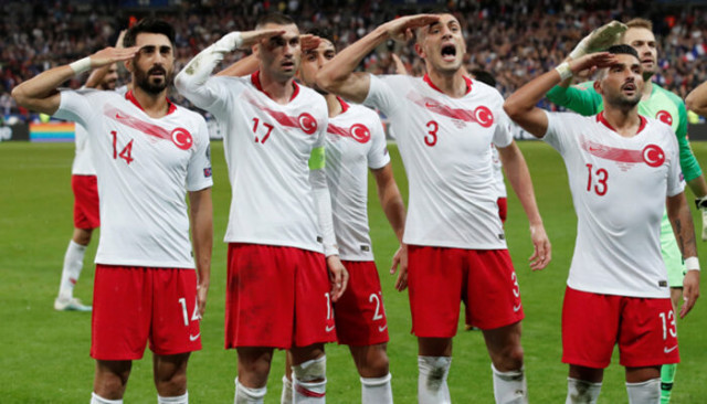 Fransız rejisi, Türkiye'nin asker selamlı gol sevincini yayınlamadı!