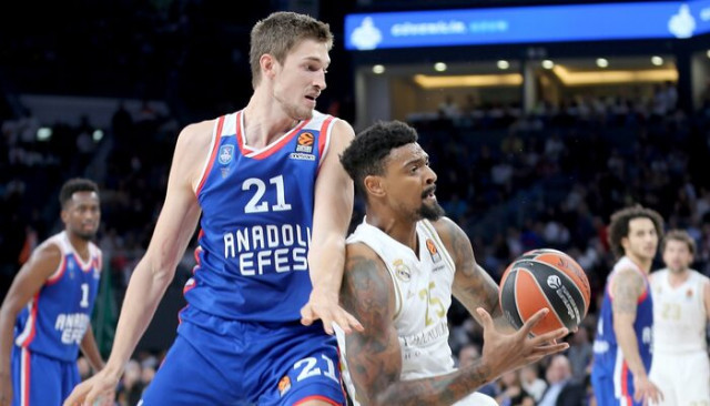 Efes Real Madrid'i darmadağın etti!