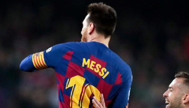 Messi'den 50'nci frikik golü