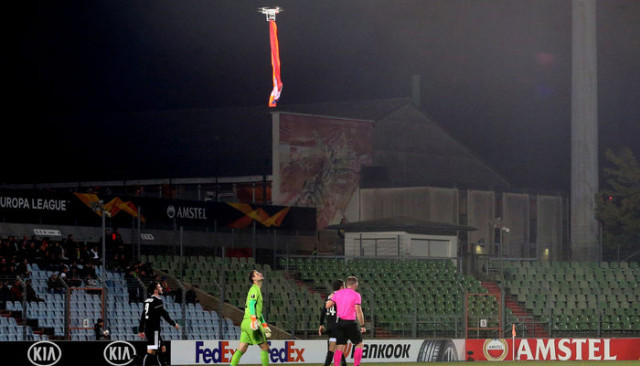 Dudelange - Karabağ maçında sahada drone ile Ermenistan bayrağı uçuruldu!
