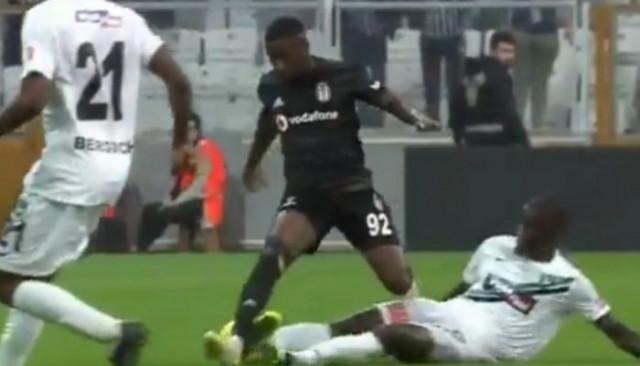  Abdoulay Diaby-Isaac Sackey pozisyonu maça damga vurdu (Hakem Özgür Yankaya'ya tepki)
