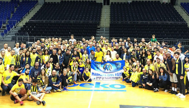 Fenerbahçe Beko'ya taraftarlardan moral ziyareti