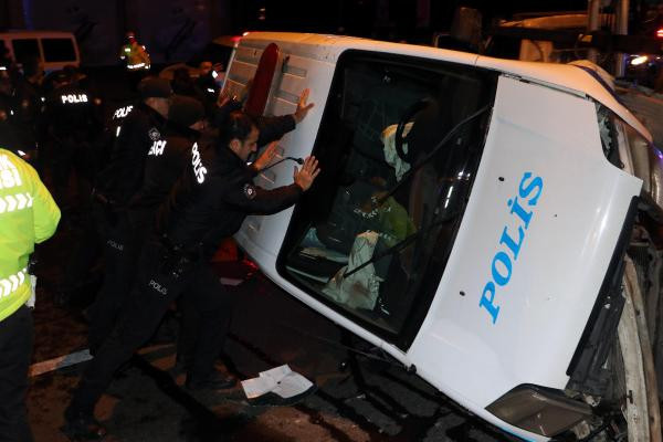 Ankara'da feci kaza ! Minibüsün çarptığı polis aracı takla attı
