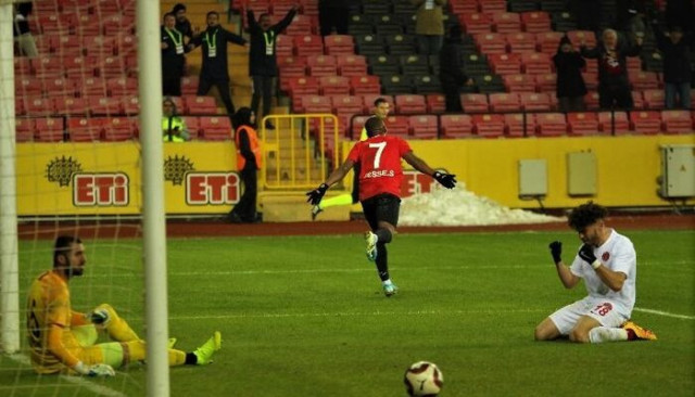 Galatasaray ve Fenerbahçe Jesse Sekidika'nın peşinde!