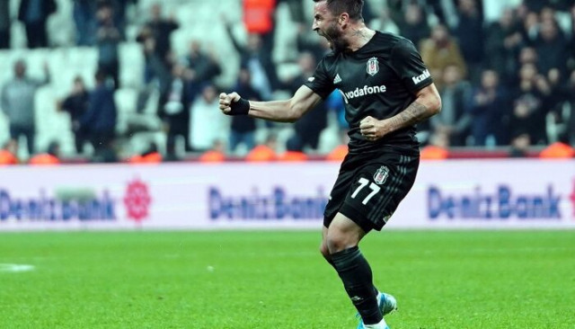 Gökhan Gönül bu sezon ilk golünü kaydetti!