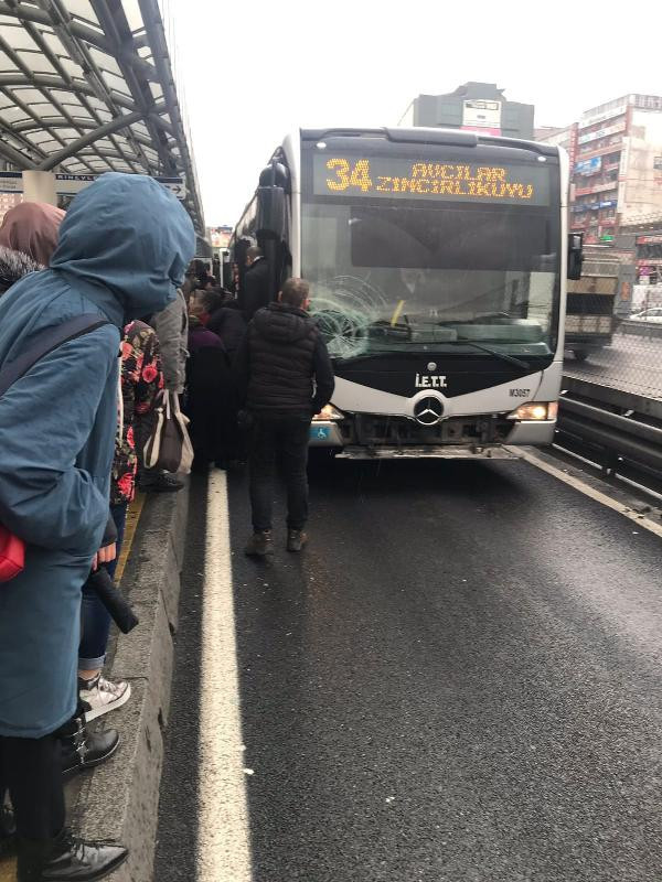 Metrobüs yolunda feci kaza ! Seferler durdu
