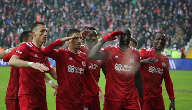 Sivasspor, Süper Lig'de ilk devreyi 3. kez lider tamamladı