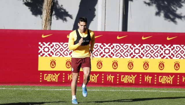 Galatasaray'da karar verildi: Radamel Falcao 4 hafta daha riske edilmeyecek