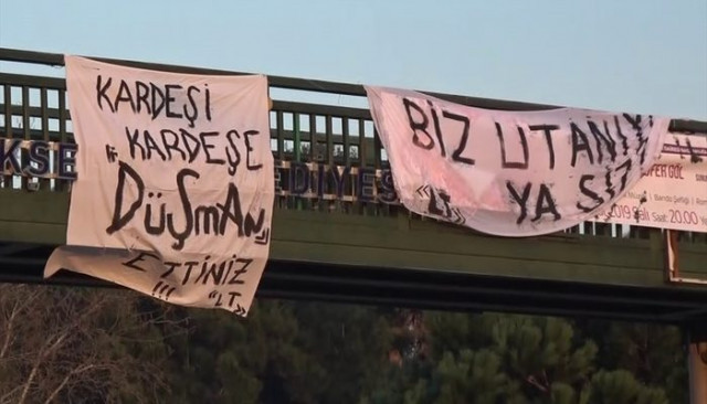 Bursaspor taraftarından yönetime pankartlı protesto