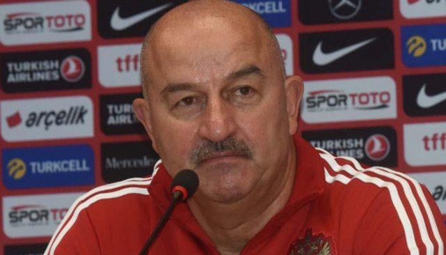 Rus Milli Takım Teknik Direktörü Çerçesov: Neustadter Fenerbahçe'de kalmalı