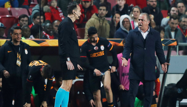 Benfica - Galatasaray maçı sonrası Fatih Terim koridorda hakemlere sert tepki gösterdi