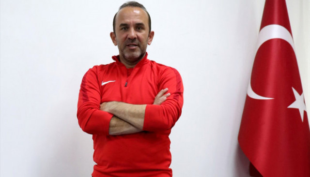 Mehmet Özdilek: Hakem hataları maçların önüne geçiyor