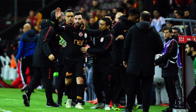 Galatasaray taraftarı oyundan çıkarken Sinan Gümüş'ü ıslıkladı