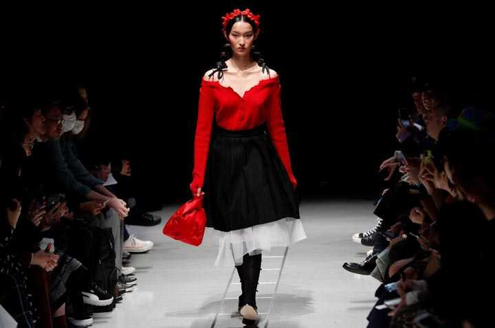 Tokyo Moda haftasında çarpıcı tasarımlar yer aldı