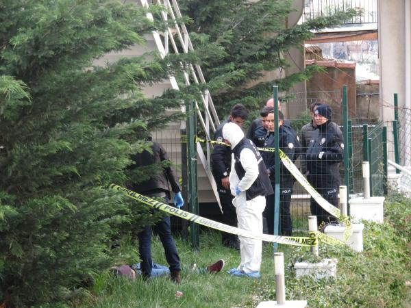 İstanbul'da dehşet ! Site bahçesinde erkek cesedi bulundu