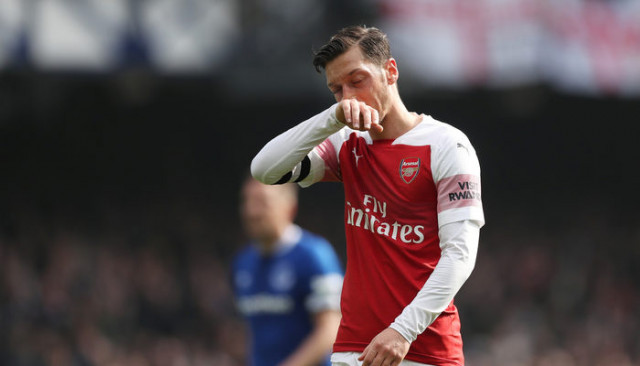 Mesut Özil Marco Silva'ya montunu fırlattı
