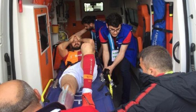 Galatasaraylı Emre Akbaba'nın ayağı kırıldı