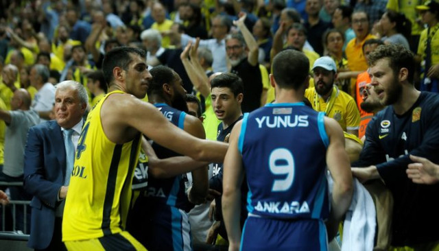 Fenerbahçe Beko - Türk Telekom maçında saha karıştı