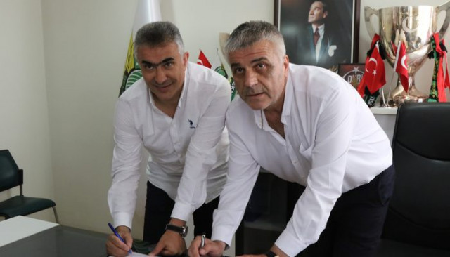 Akhisarspor Mehmet Altıparmak'la sözleşme imzaladı