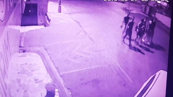 Polisten kaçan otomobilin gençlere çarpma anı kamerada