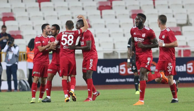 Beşiktaş yeni sezona mağlubiyet ile başladı Sivasspor 3 - 0 Beşiktaş