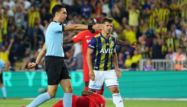 Fenerbahçe - Gazişehir Gaziantep maçının ilk yarısında 3 penaltı kararı verildi