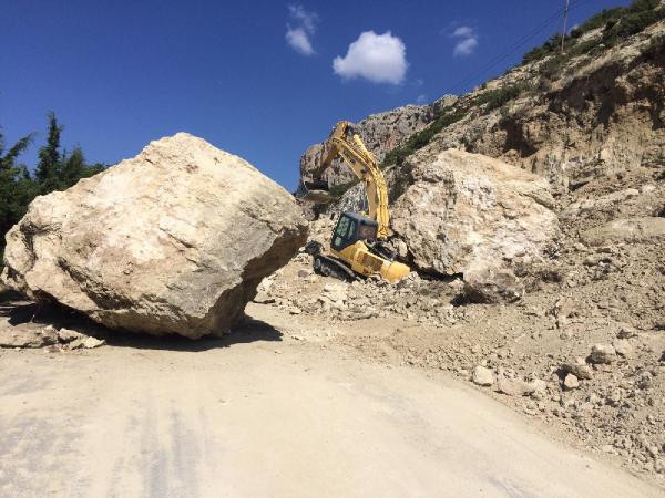 20 tonluk kaya düştü, ölümden döndü