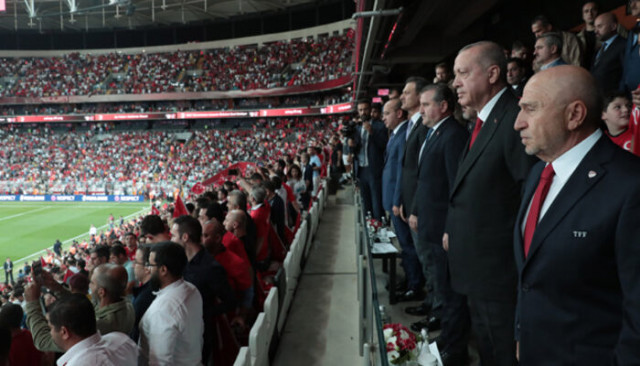 Cumhurbaşkanı Erdoğan'dan A Milli Futbol Takımı'na tebrik