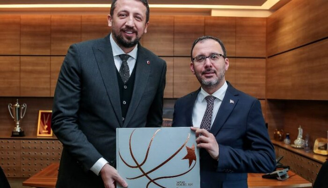 Bakan Kasapoğlu, TBF Başkanı Hidayet Türkoğlu'nu ziyaret etti